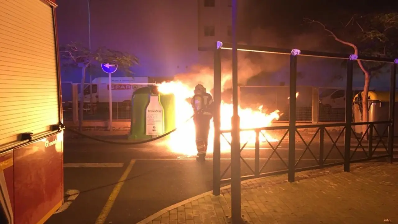 Incendio en contenedores Elguinaguaria 2