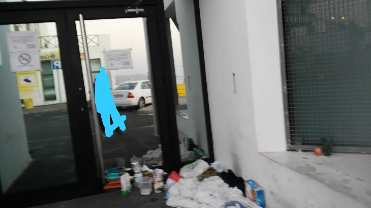 Indigente durmiendo en el centro de salud de Puerto del Carmen
