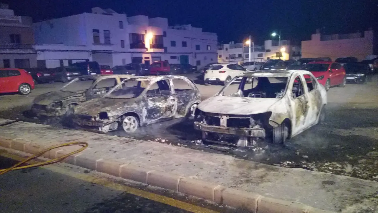 Tres coches incendiados
