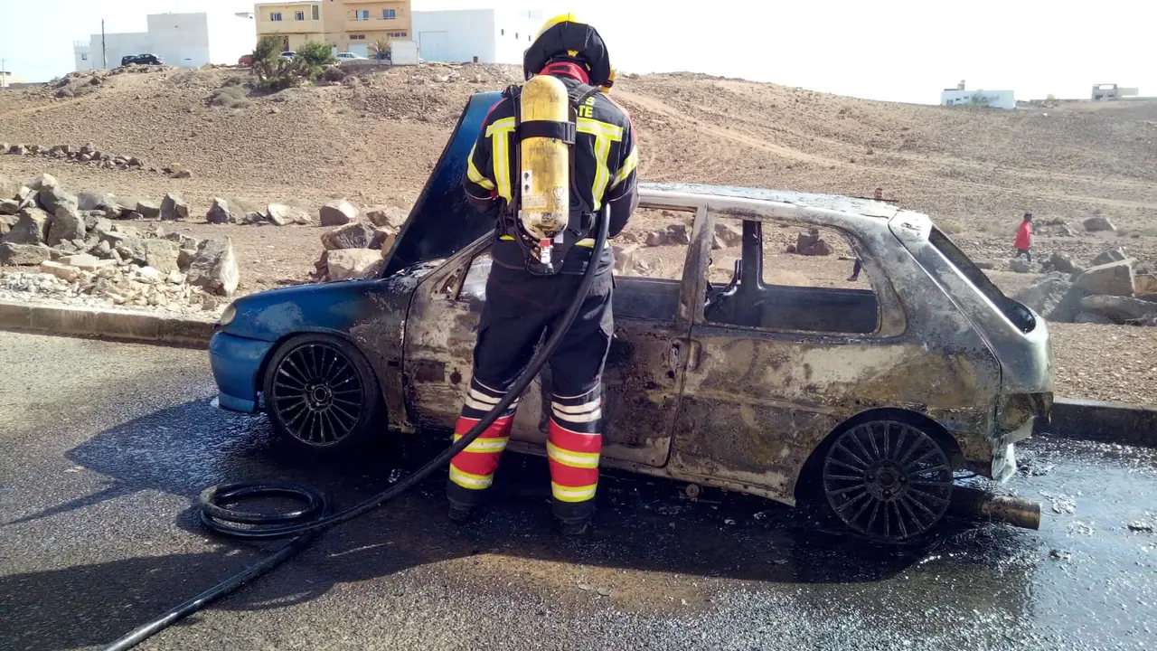 Coche incendiado en Argana 2