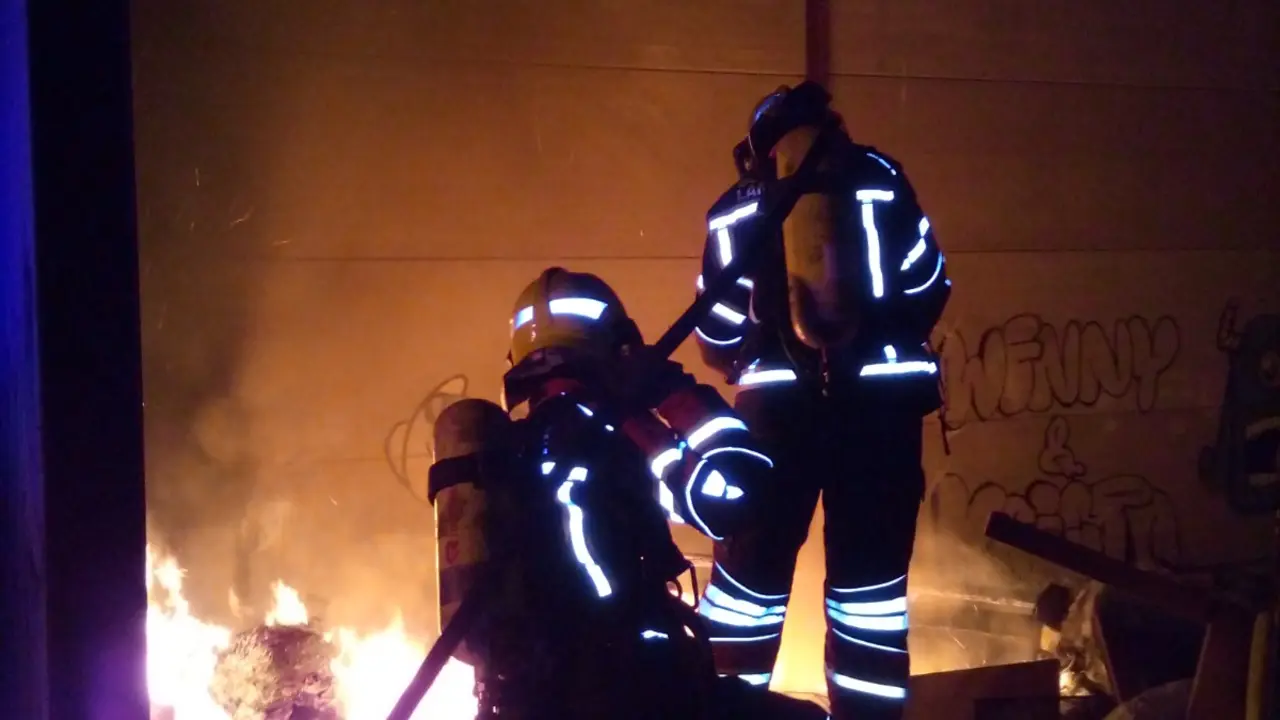 Incendio en una nave abandonada
