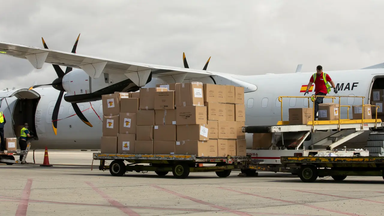 10.04.20. CORONAVIRUS PANDEMIA. Llegada al aeropuerto de Gran Canaria de un avión procedente de China, con material sanitario para los centros sanitarios y sociosanitarios del Archipielago . Foto EFE/Quique Curbelo