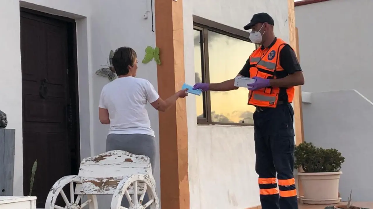 Protecci&oacute;n Civil de Tinajo repartiendo mascarillas