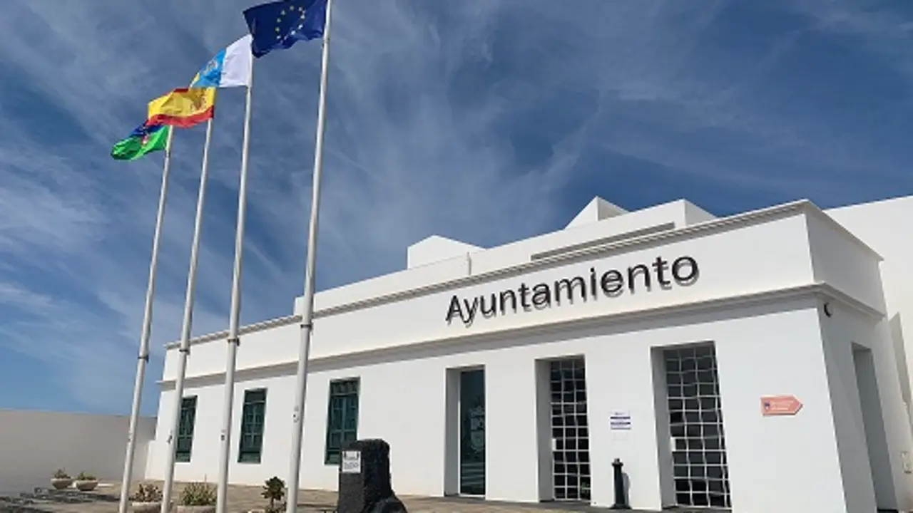 ayuntamiento con banderas 2