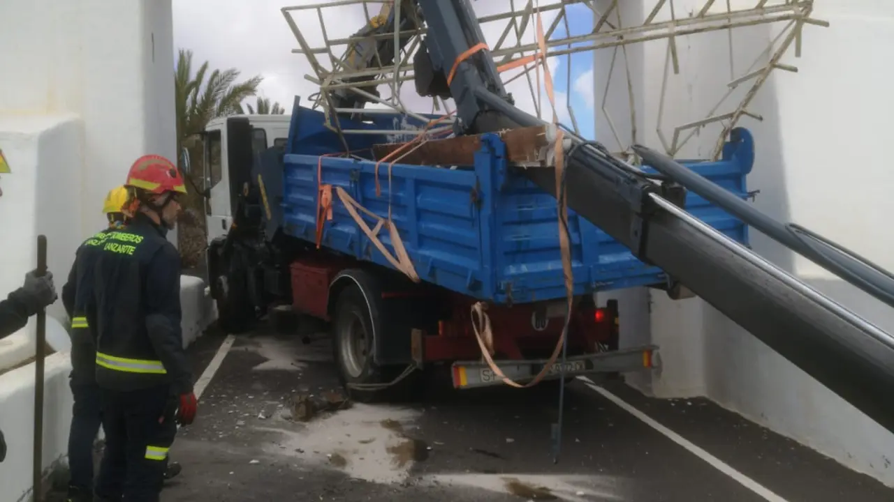 Camión atascado en el arco de Costa Teguise 3