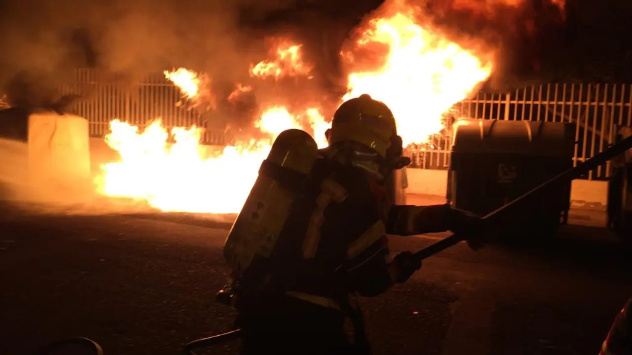 5 contenedores arrasados por el fuego