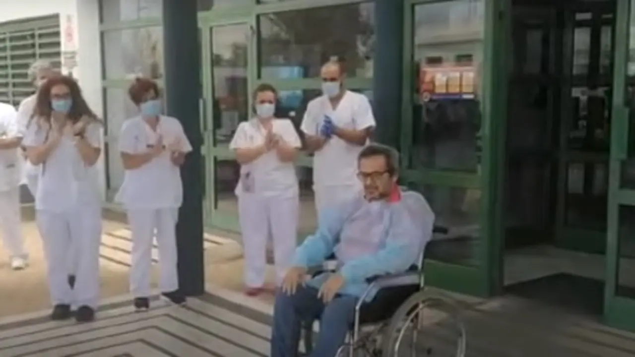 Carmelo, emocionado, a la puerta del Hospital