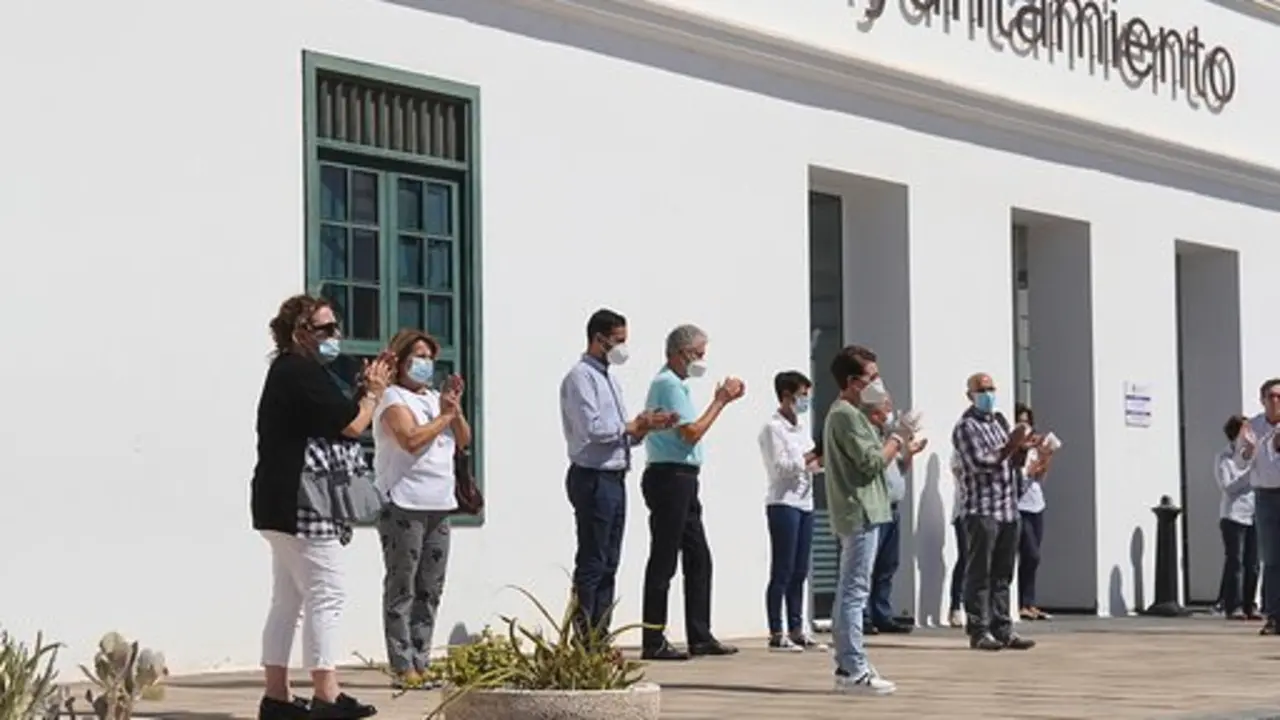 Minuto de silencio en Tías por las víctimas del COVID-19