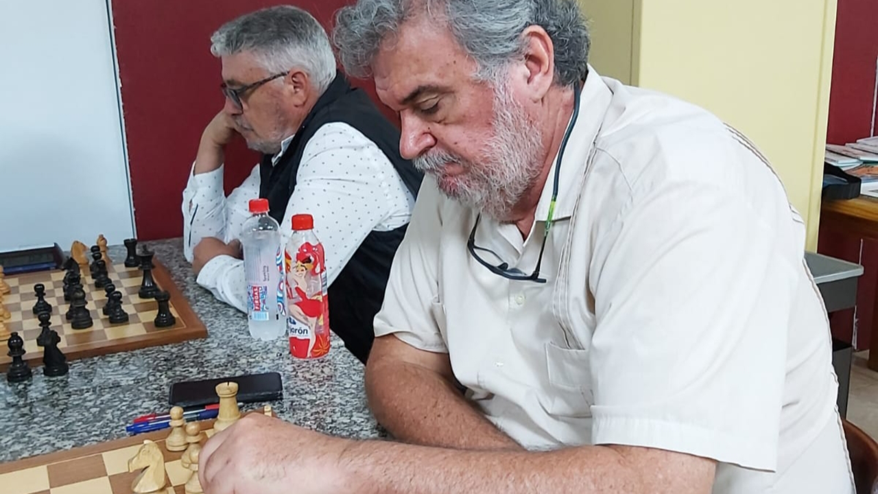 Lorenzo Lemaur jugando al ajedrez