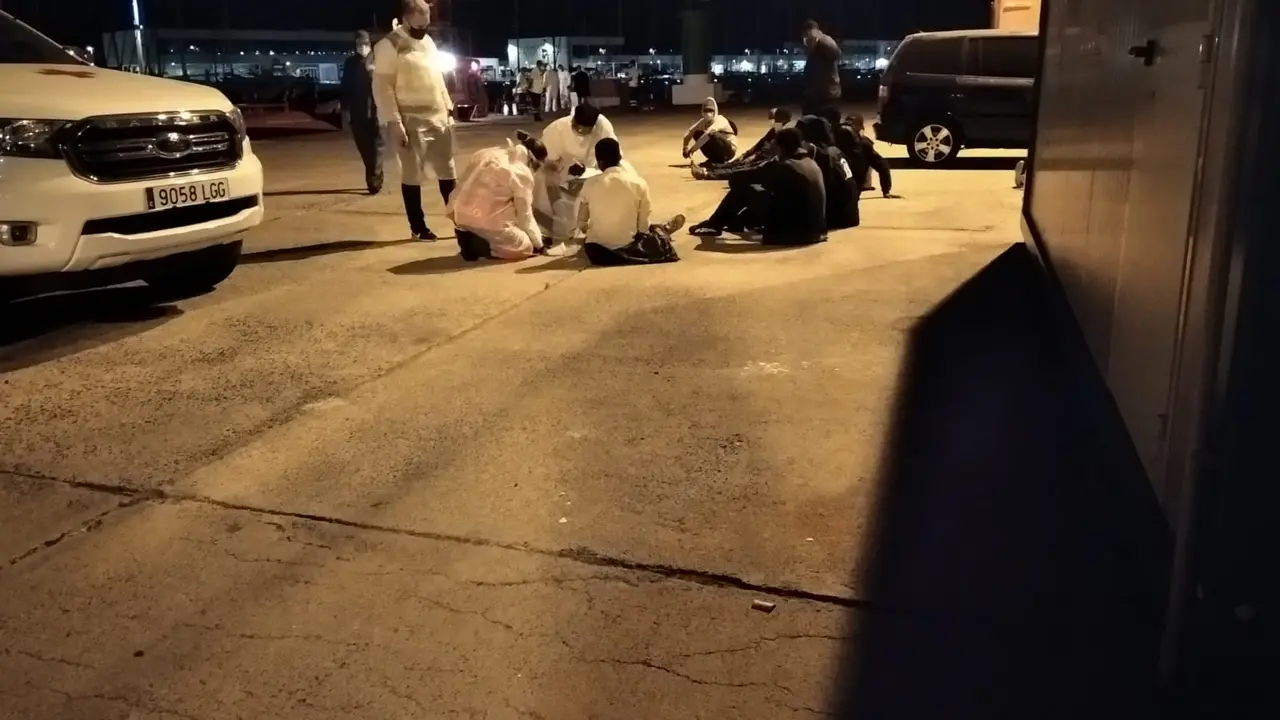 Llegada de los inmigrantes rescatados a Puerto de Naos 2