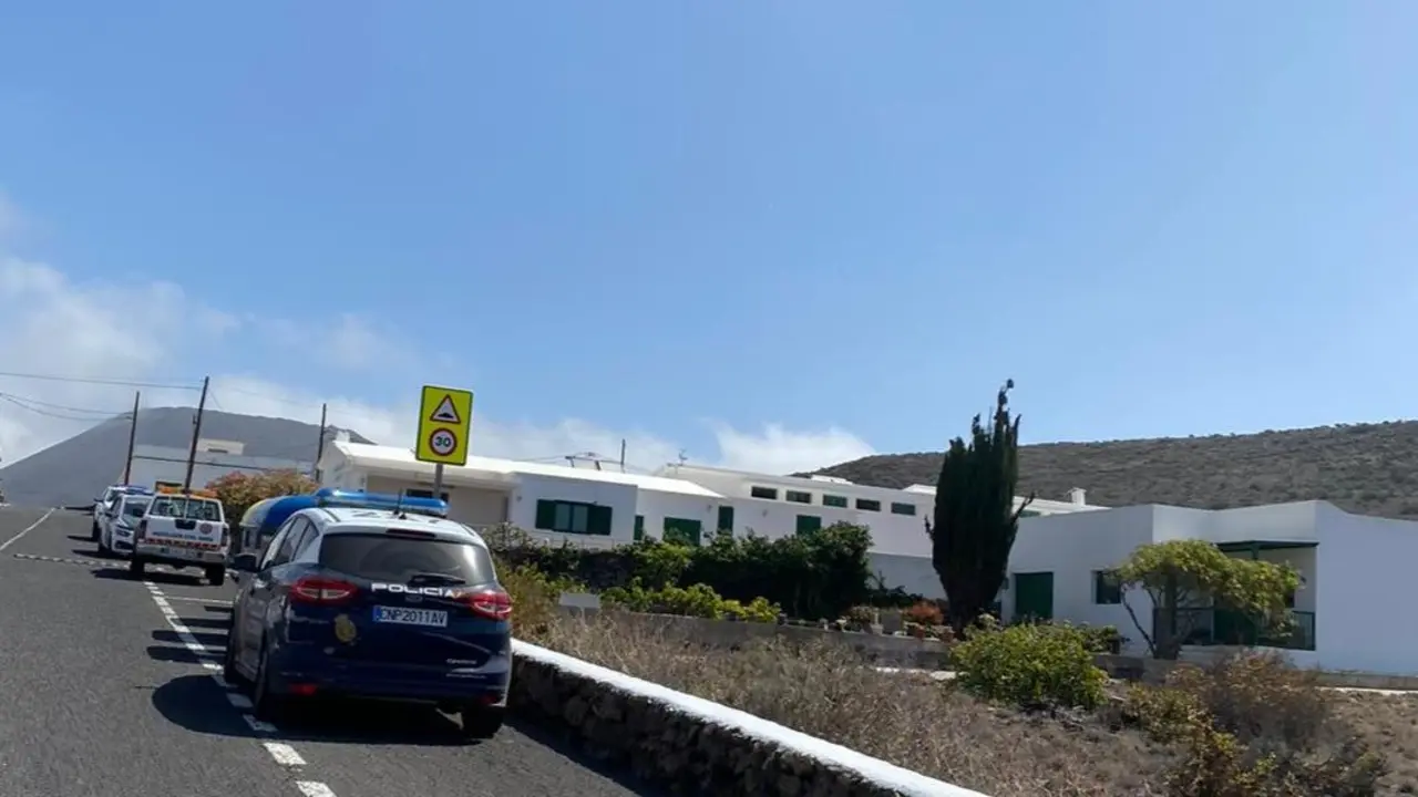 Policía buscando a los inmigrantes de la patera