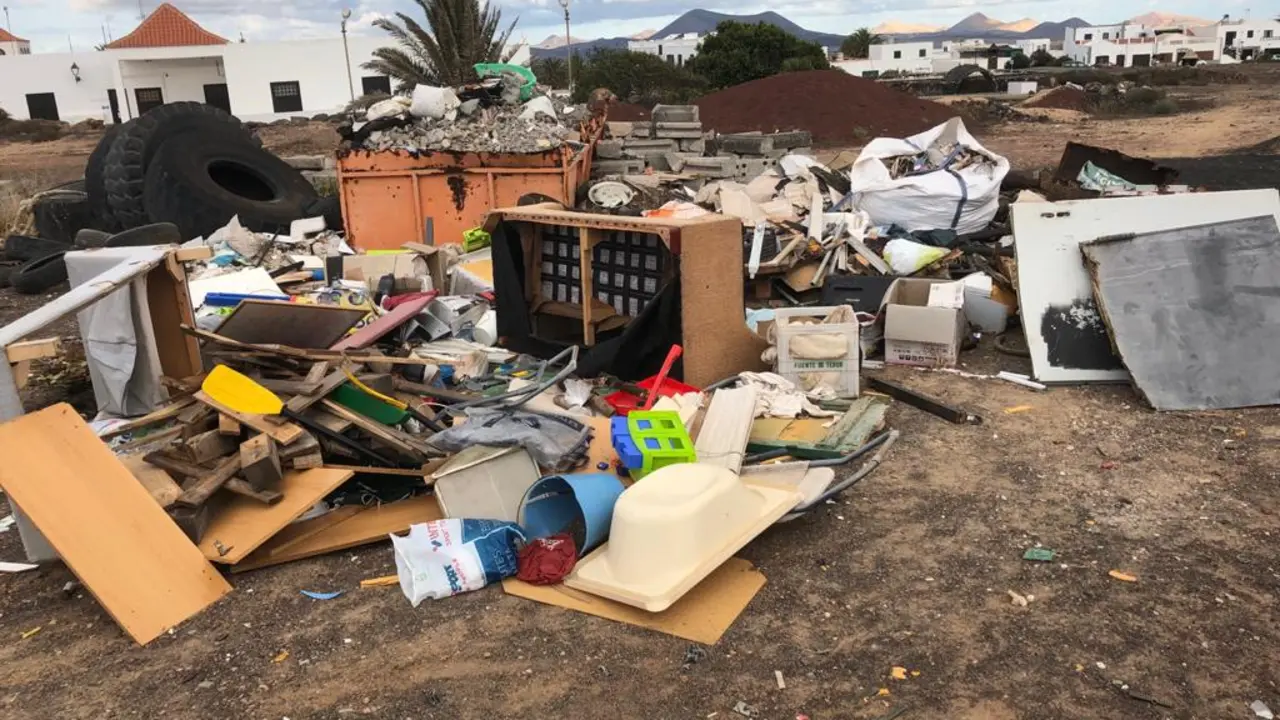 ESCOMBRERA ILEGAL TEGUISE