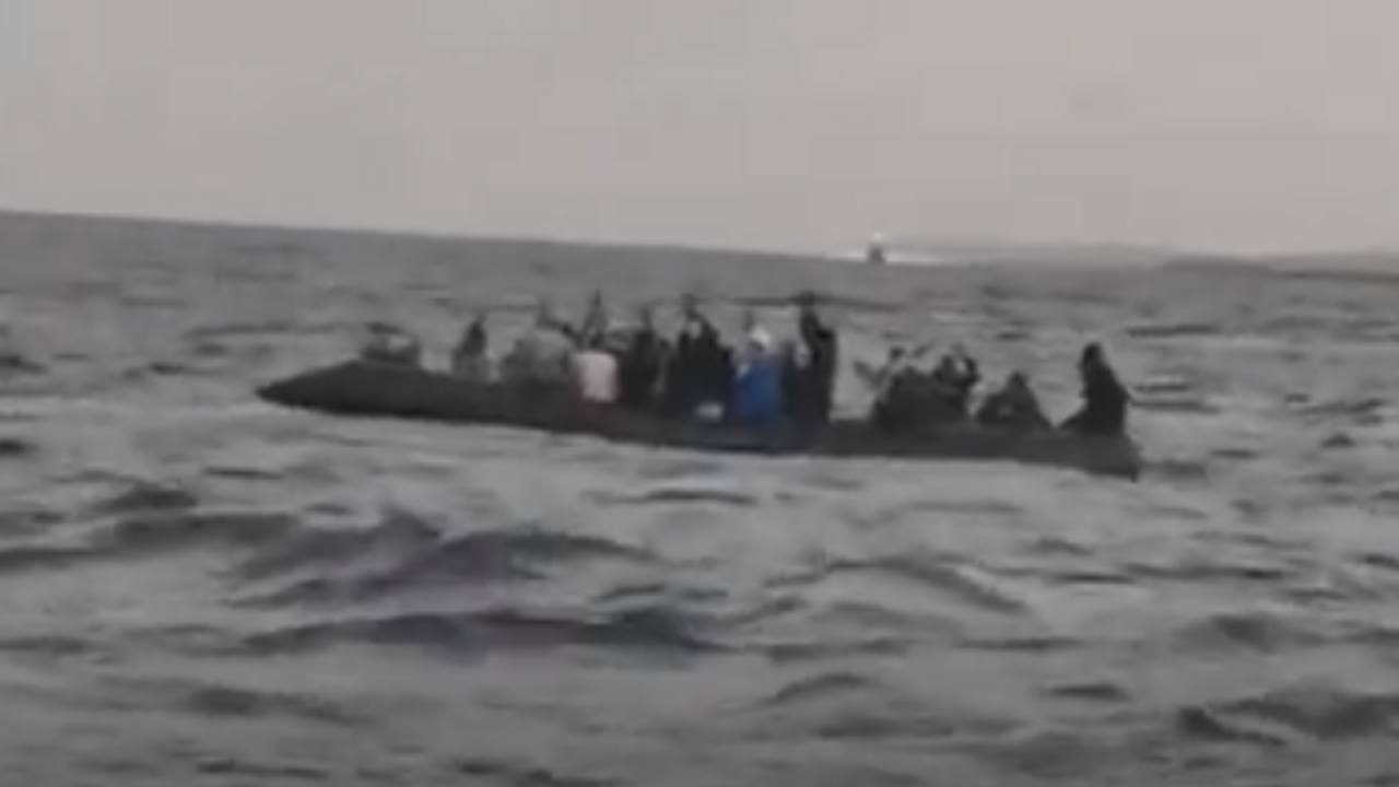 Patera en la costa de Puntamujeres esperando al Salvamar