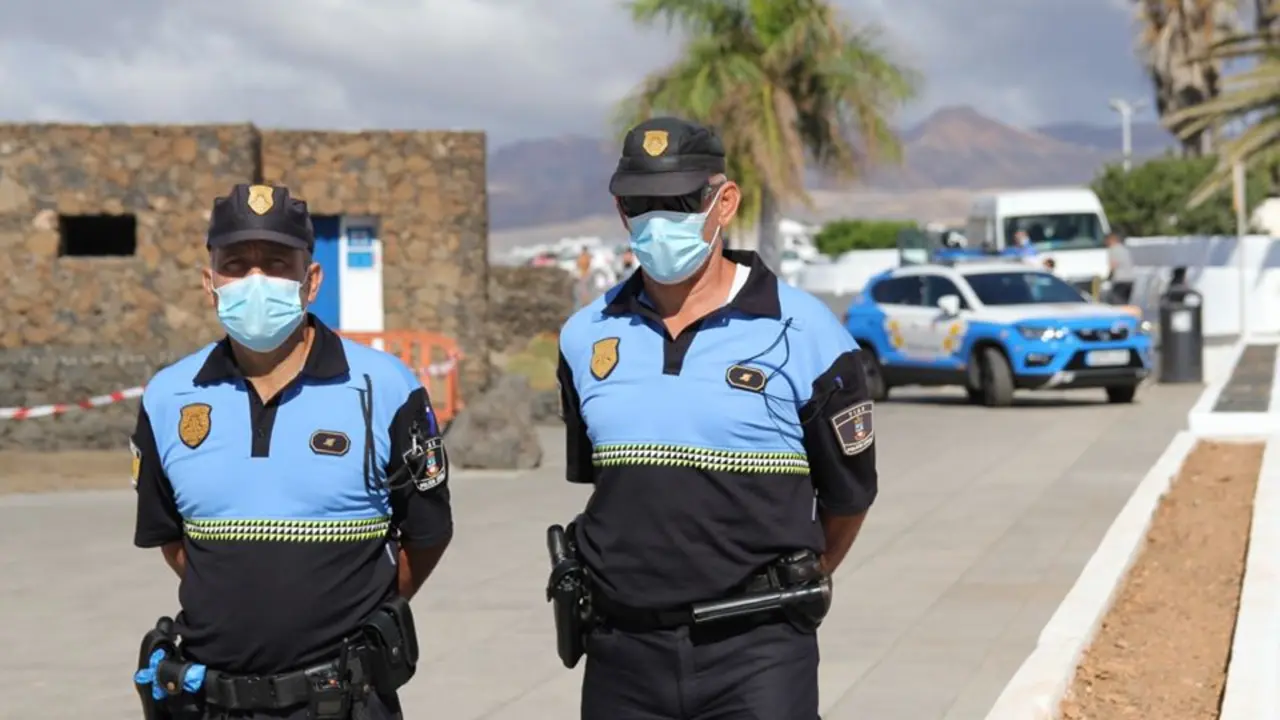polcía local con mascarilla