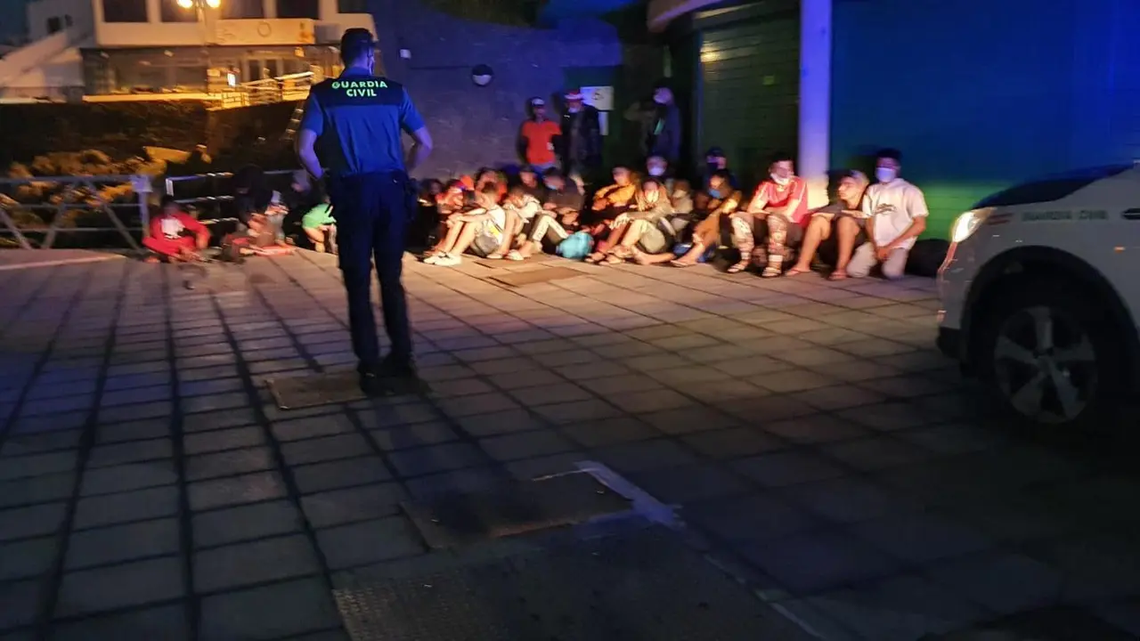 Inmigrantes reci&eacute;n desembarcados en Orzola