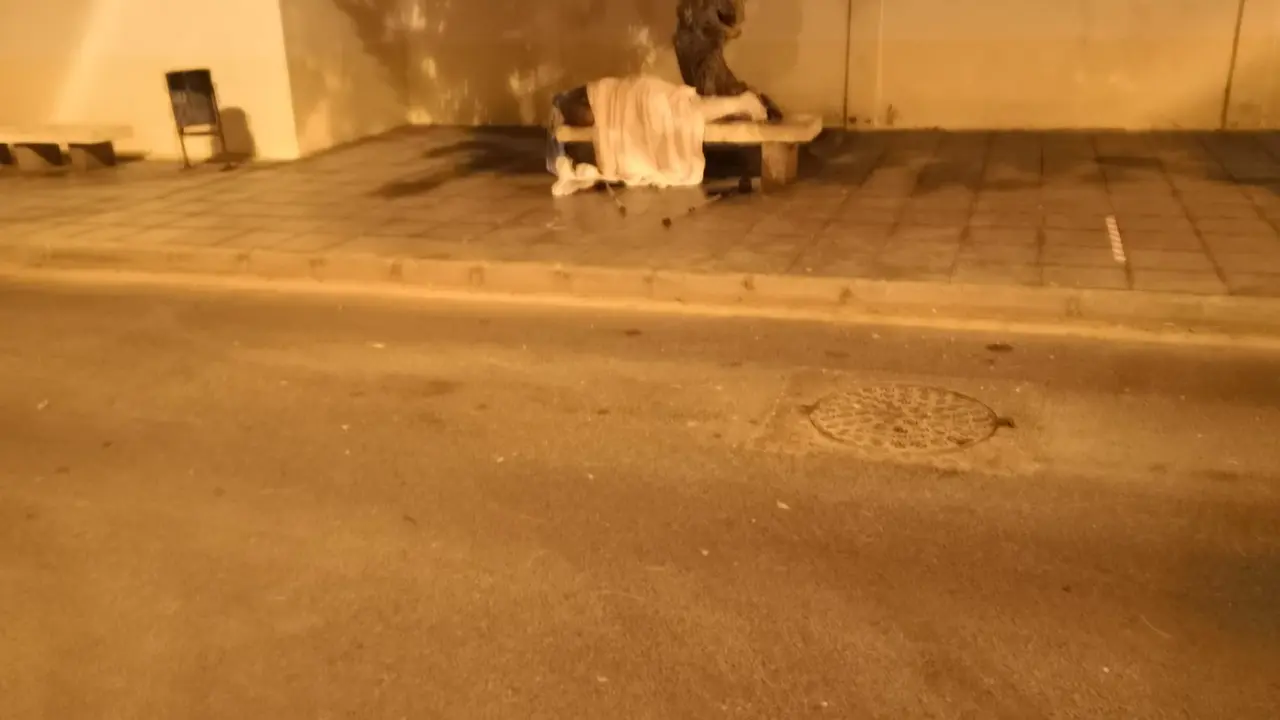 Sintecho durmiendo a la puerta del Colegio de Titerroy 4