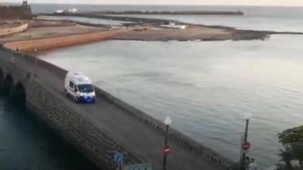 Remolcada una patera a Arrecife
