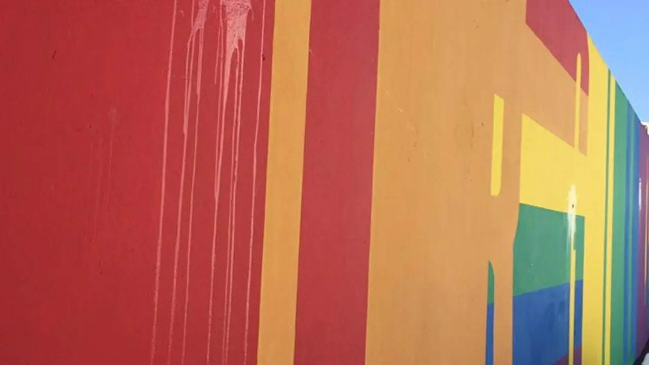 Arrojaron huevos sobre un mural LGTBI3