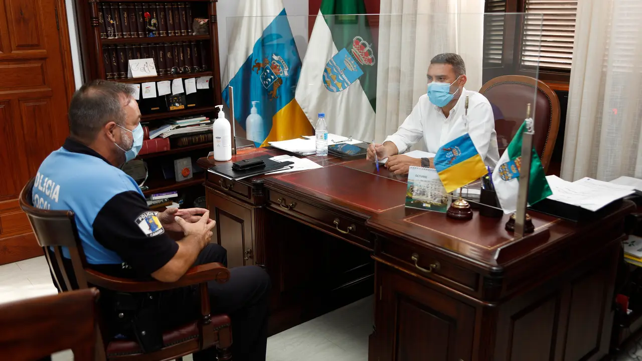 OSWALDO B CON JEFE POLIC&Iacute;A TEGUISE