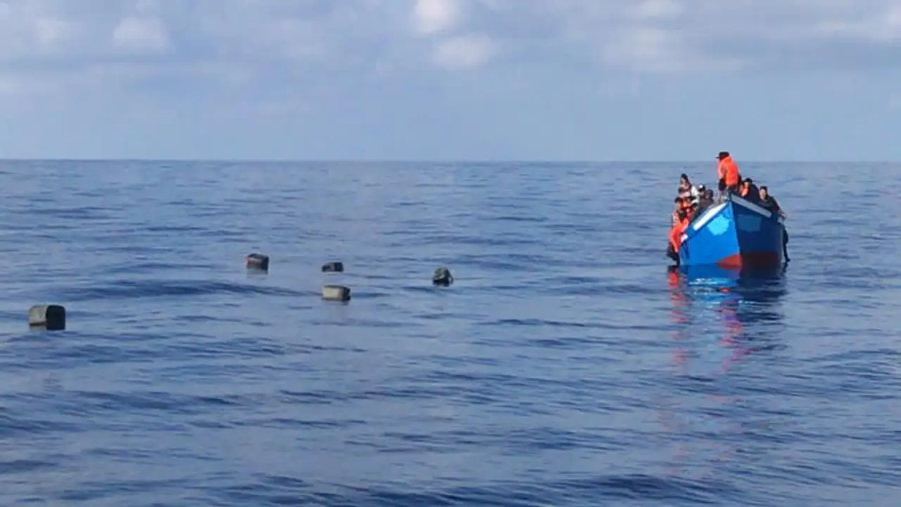 Nueva patera en aguas de La Graciosa