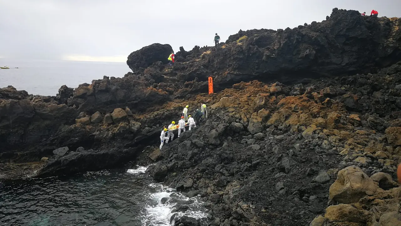 Traslado del herido en la costa de Mala