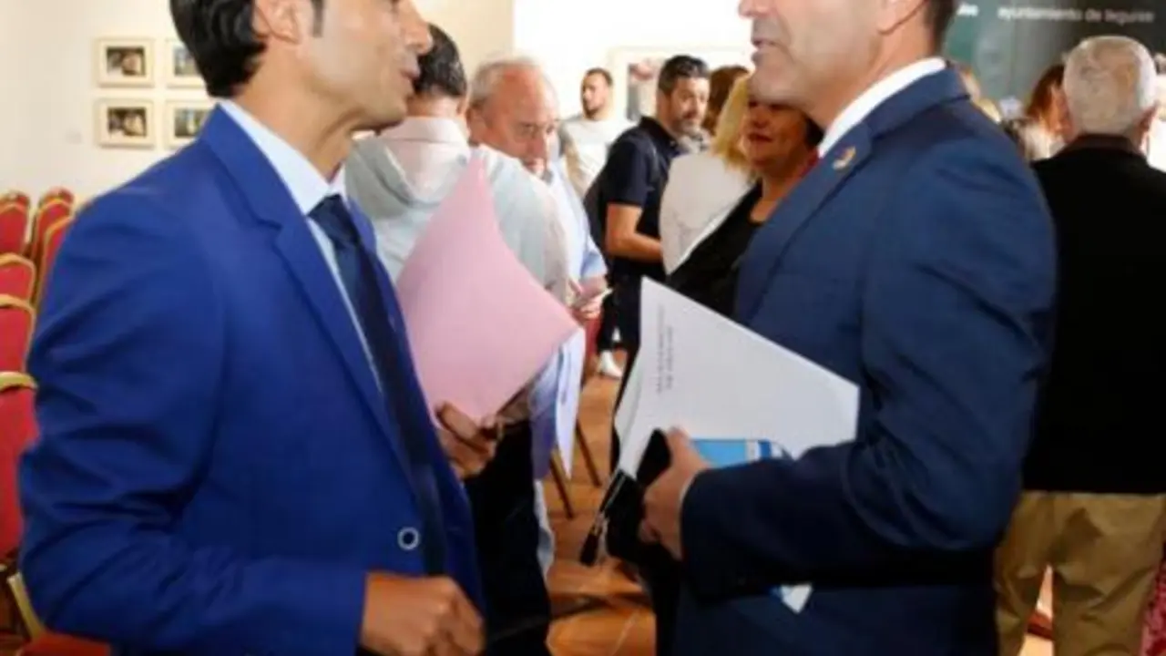 Marcos Bergaz con el alcalde de Teguise