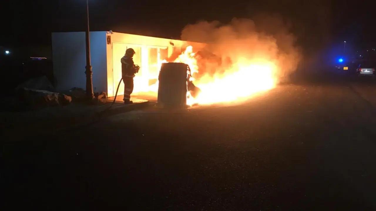 Incendio de contenedores en Playa Blanca 2