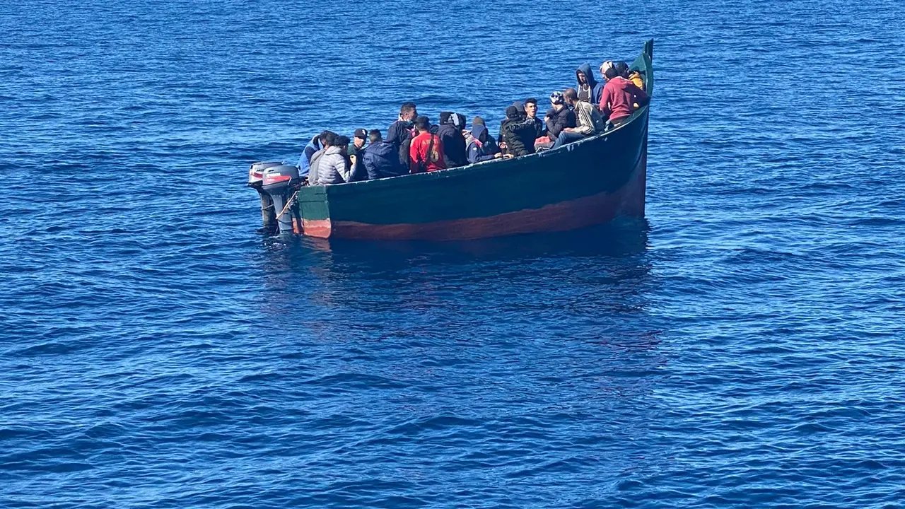 Servicios de emergencias esperando la llegada de la patera