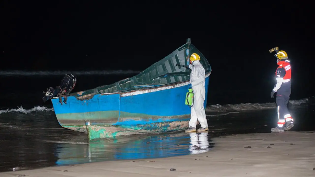 Desinfección de patera en Orzola 2