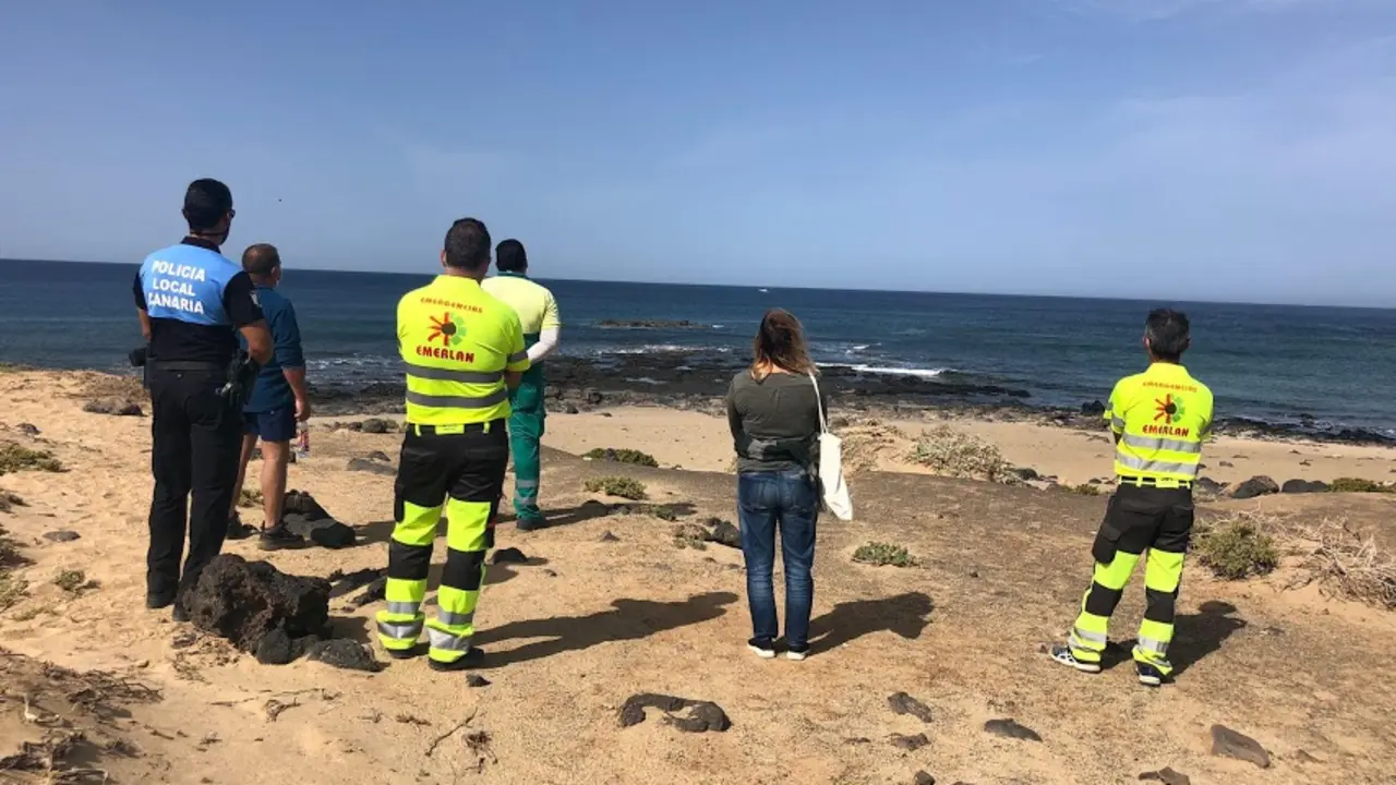 Servicios de emergencia observando a la patera
