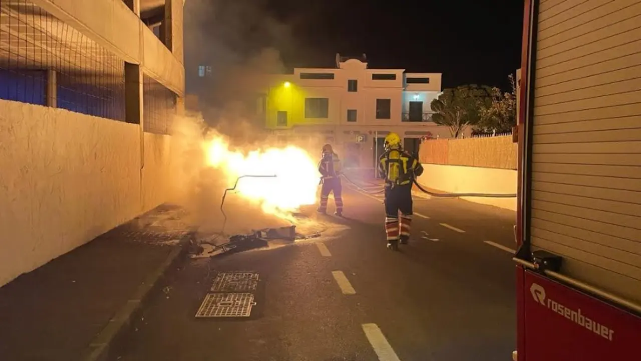 Contenedores ardiendo en T&iacute;as
