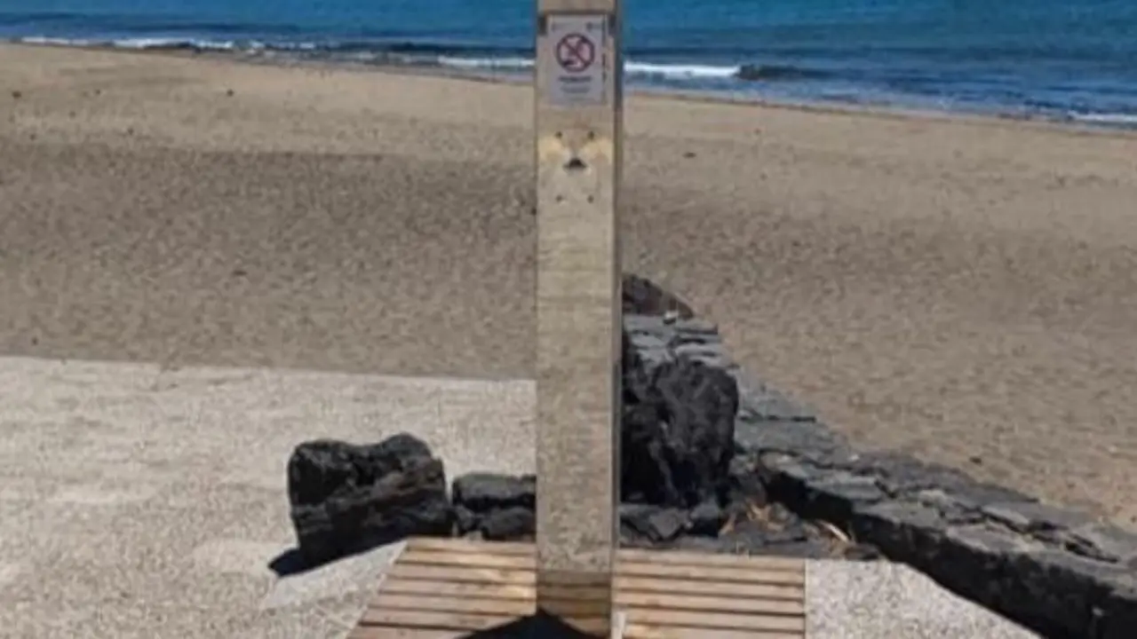 Duchas en la playa de Matagorda
