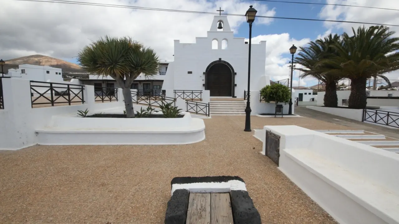 Centro Socio Cultural de M&aacute;cher e iglesia de San Pedro, en M&aacute;cher