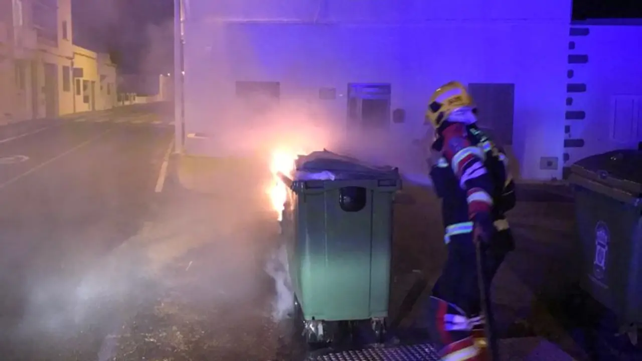 Contenedores quemados en San Bartolomé
