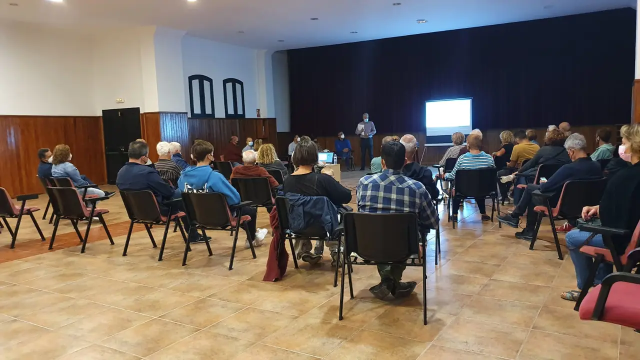 Vecinos de M&aacute;cher con el grupo de gobierno de T&iacute;as