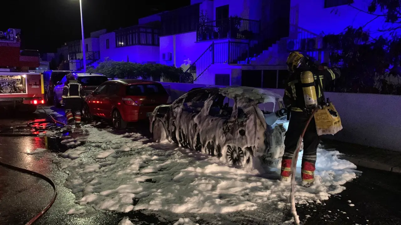 Noche de incendios en Playa Honda