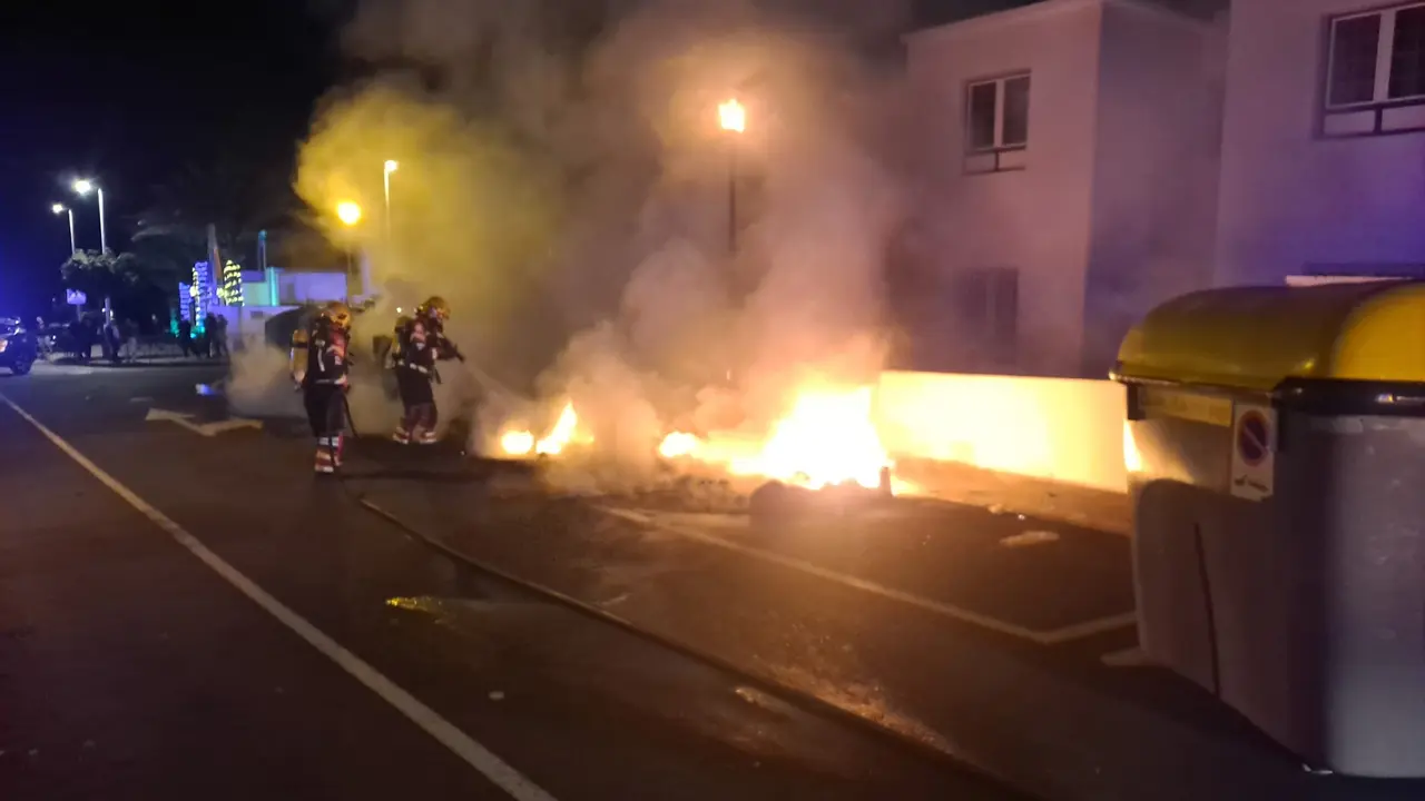 Contenedores incendiados en Puerto del Carmen