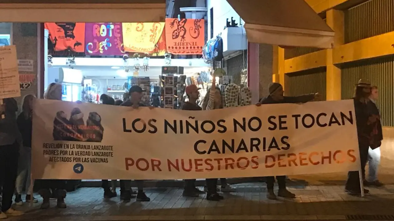 Manifestació contra la vacuna experimental a niños