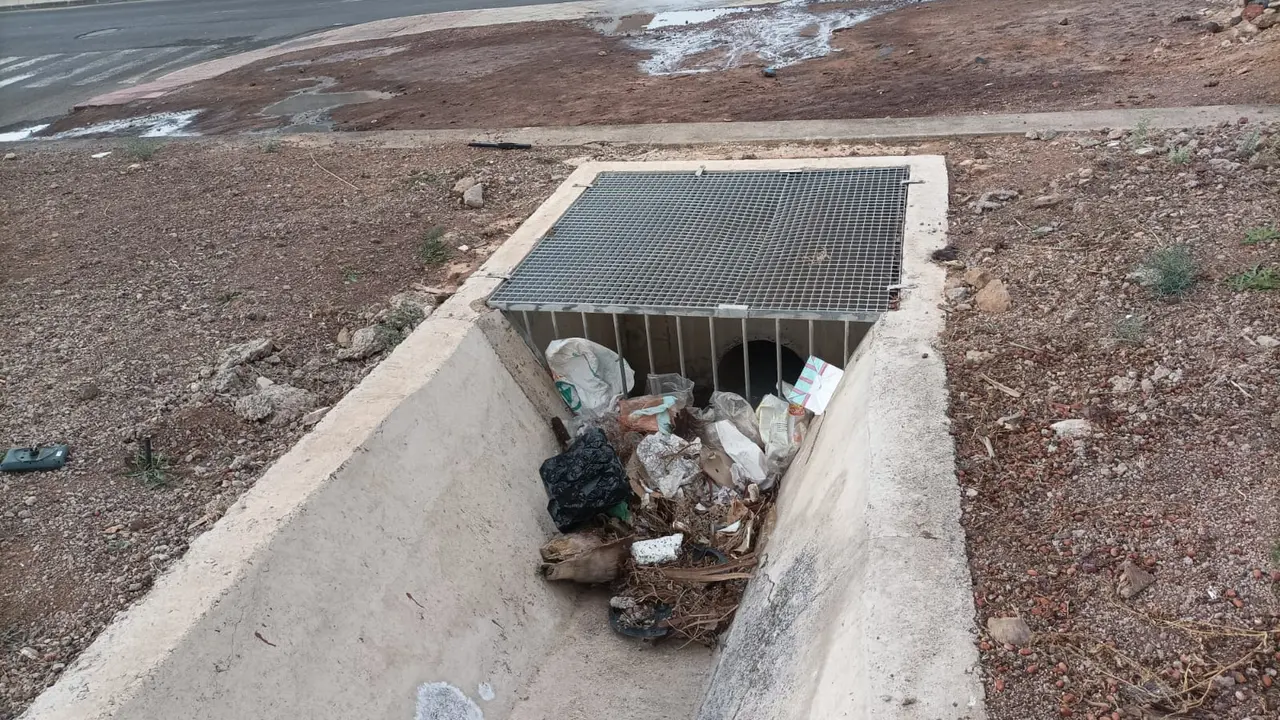 Basura en los canales del puente de Maneje 2