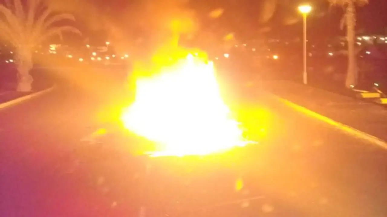 Cuatro contenedores incendiados en T&iacute;as
