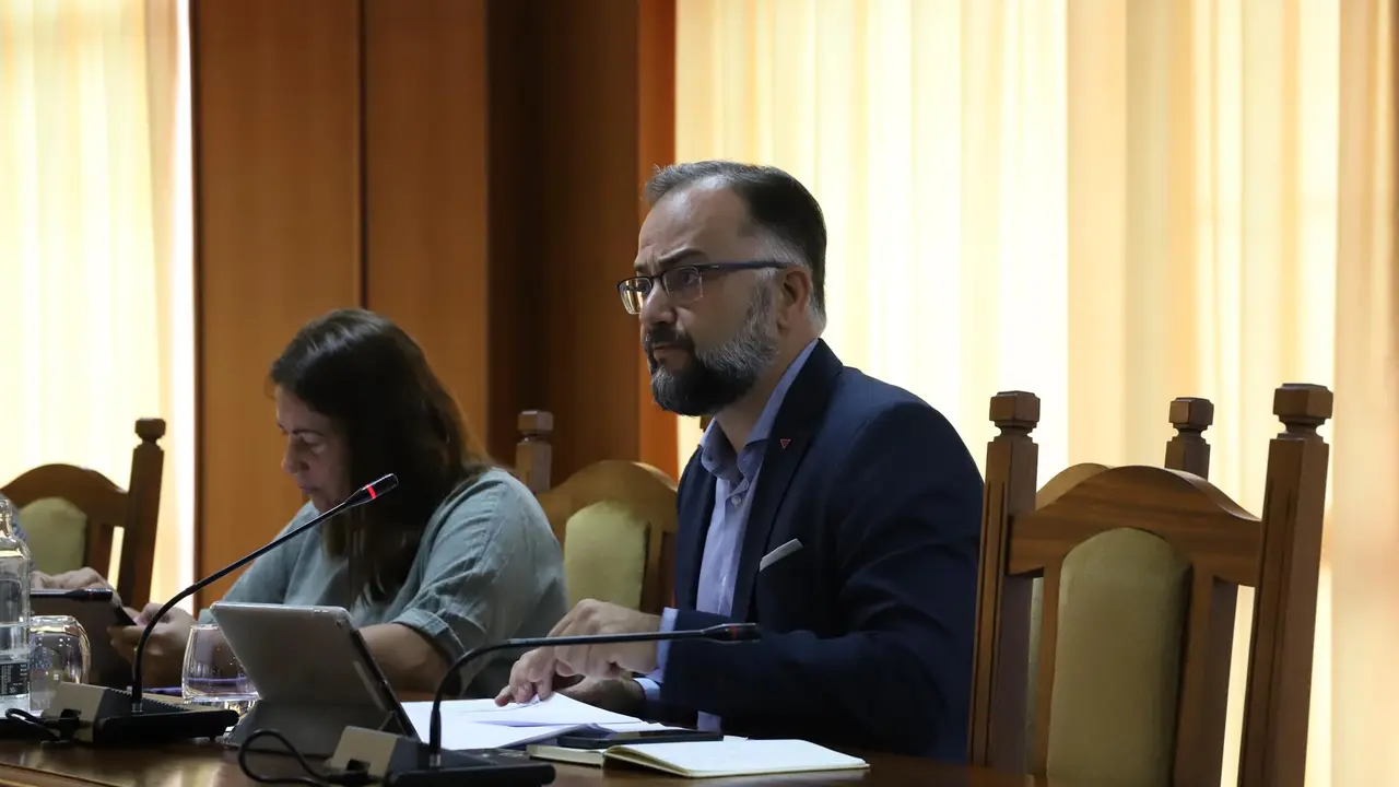El consejero de Vivienda, Jorge Peñas, durante el pleno del Cabildo celebrado este lunes