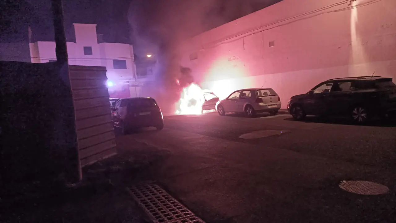 Incendio de veh&iacute;culos en la calle Jorge Luis Borges 2