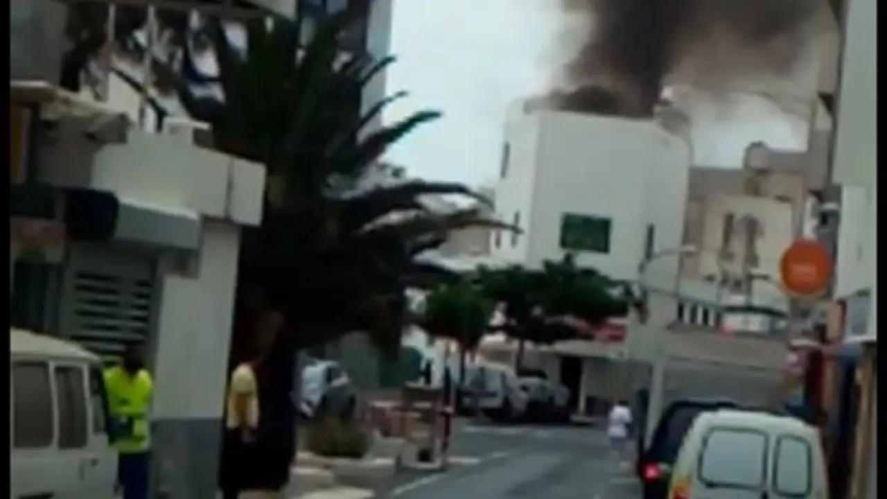 Vivienda de okupas ardiendo en la calle Fajardo