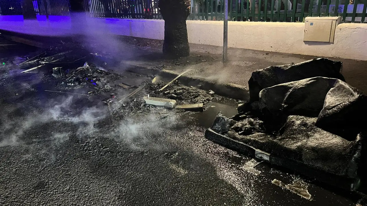 Siete contenedores quemados en Puerto del Carmen