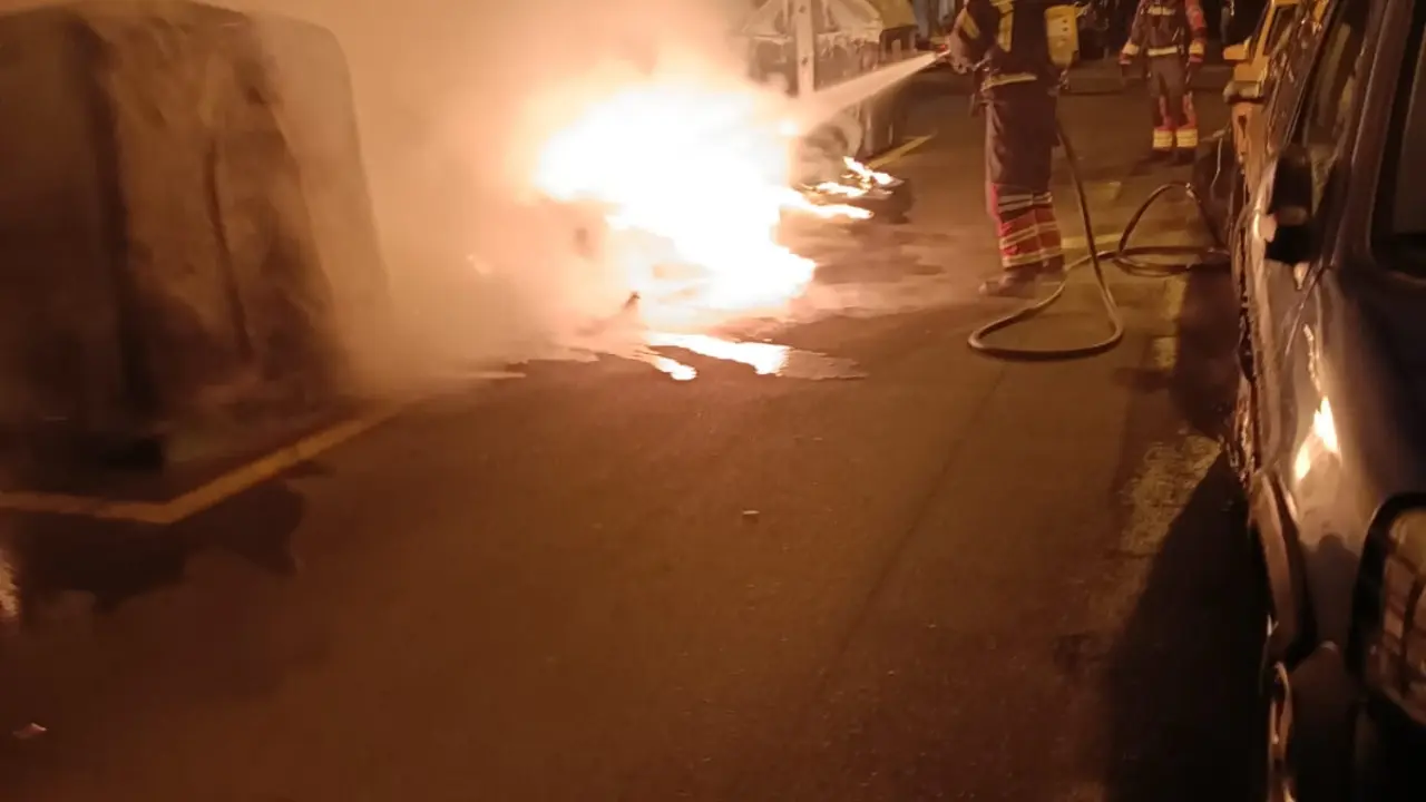 Cinco contenedores quemados en Tinasoria 2
