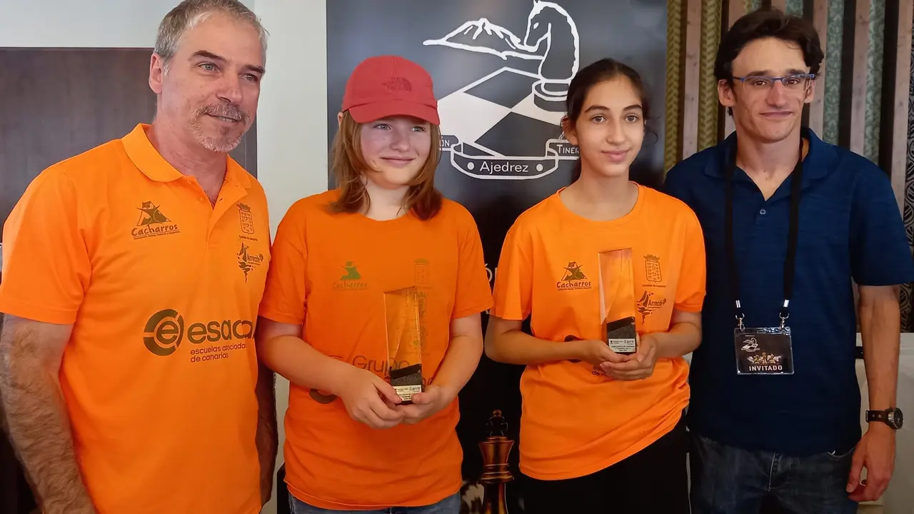 Julius Pleschke y Katharina Bangiev con los entrenadores del Club Esacan Cacharros Antonio González y el FM Omar García Blanco.