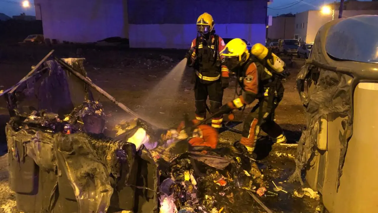 Seis contenedores quemados en Arrecife