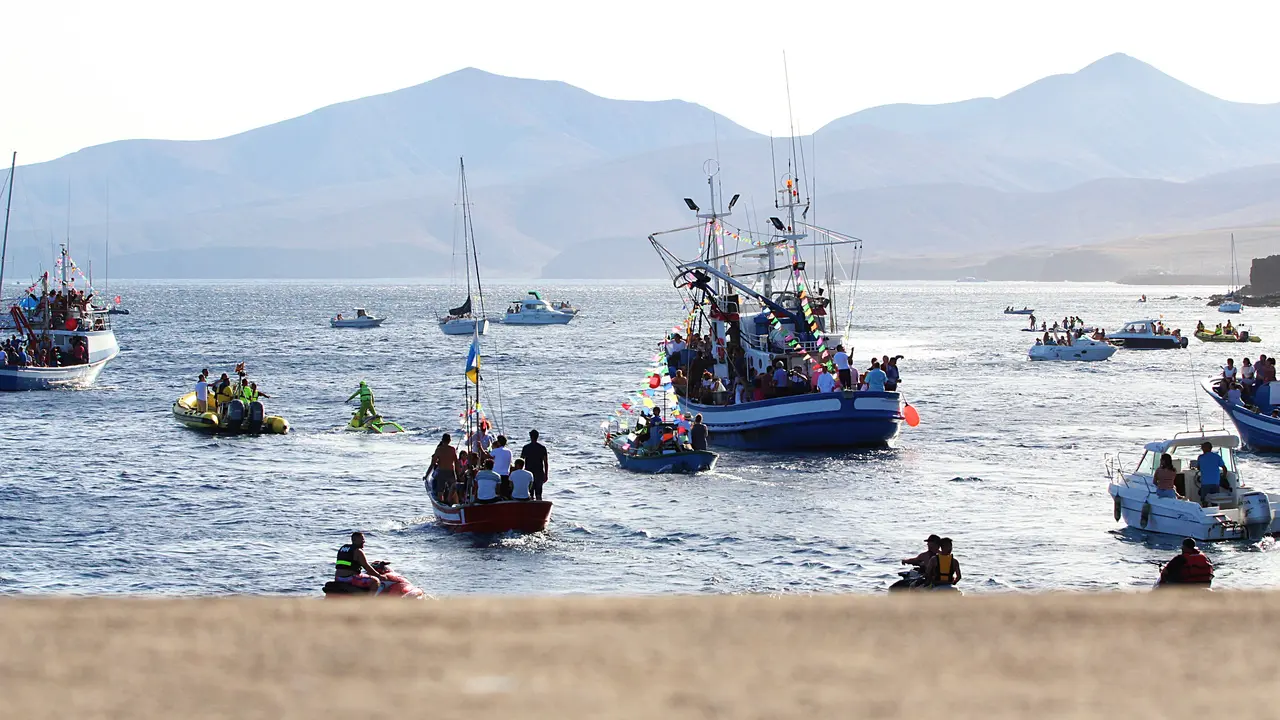 Procesión maritima de las Fiestas de Puerto del Carmen 2