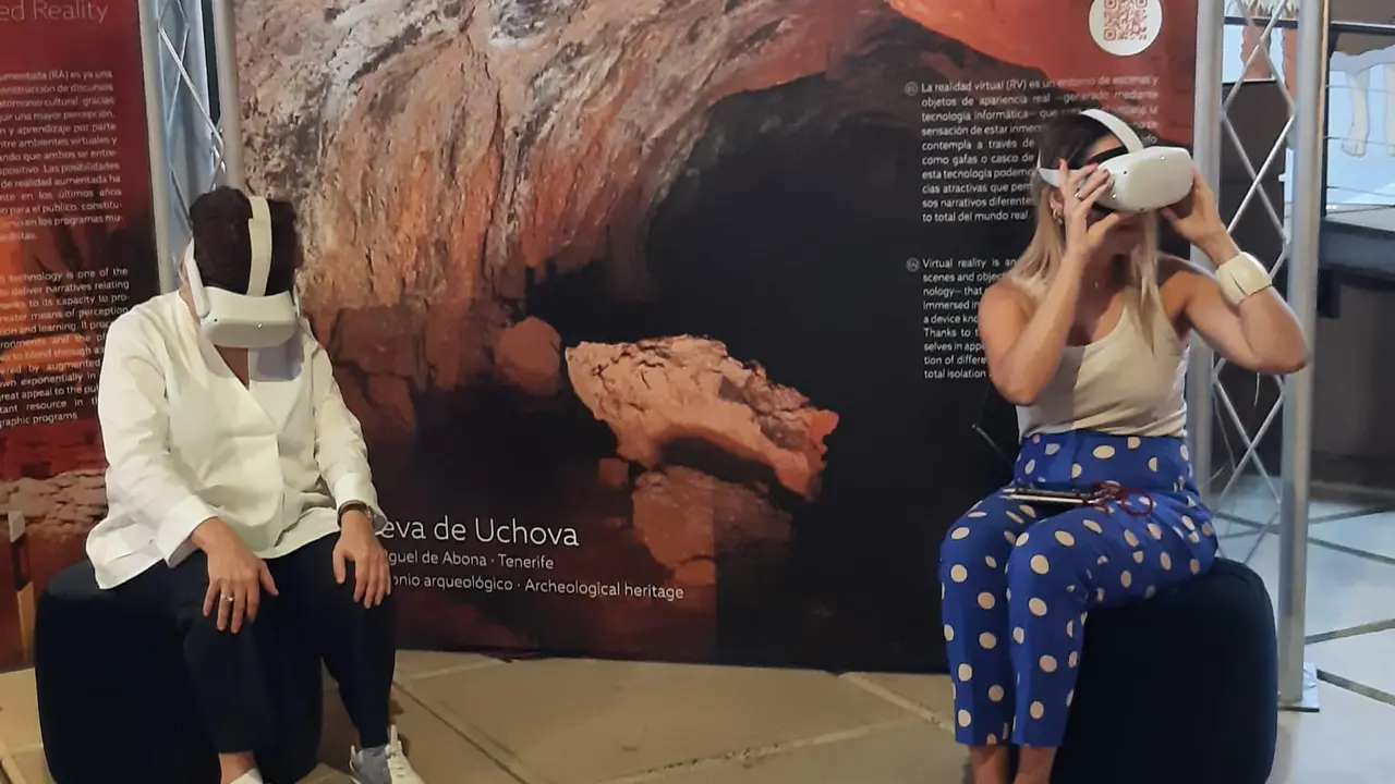 Guacimara Medina y Carmen Gloria Rodríguez con unas gafas virtuales