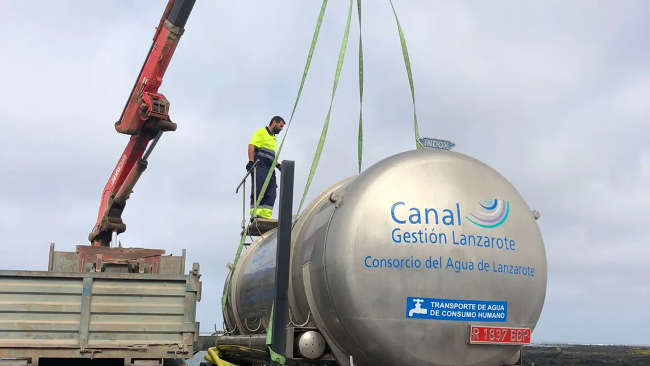 Traslado de cisterna con agua potable a La Graciosa